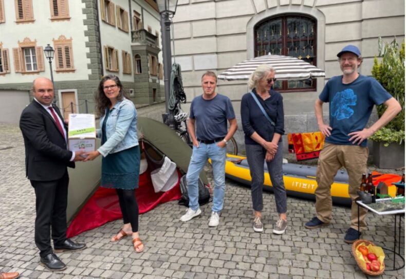Einreichung der Initiativunterschriften vor dem Regierungsgebäude
