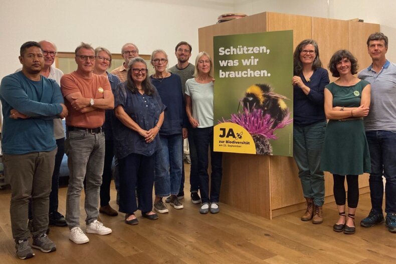 Abbildung 3: Mitglieder und Sympathisant*innen zusammen mit Gabriela Mondini- Walker für die Biodiversitätsinitiative.